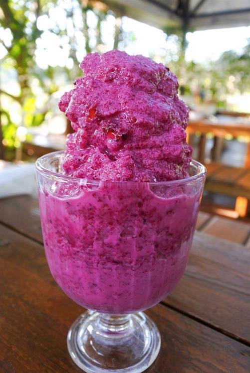 帶著檸檬香氣的玫瑰冰沙，呈現美麗鮮豔的色澤。