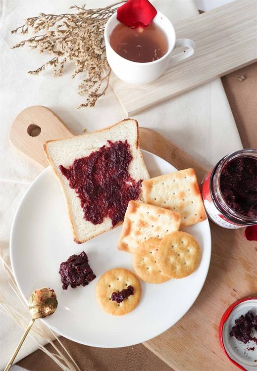 玫瑰果醬抹吐司或餅乾都是絕佳風味。圖片來源:大花玫瑰休閒農場