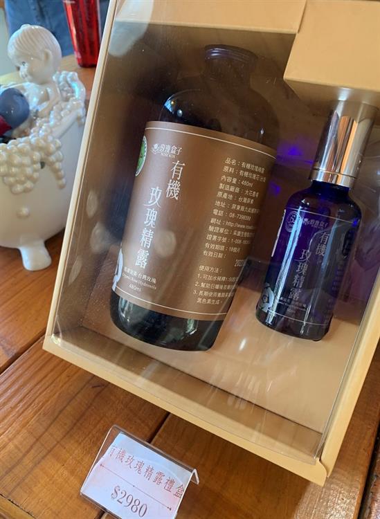 100%玫瑰萃取的有機玫瑰精露，是大花的明星商品，純天然完全沒有化工成分。