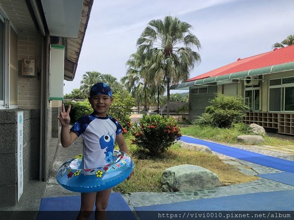 火速換好泳裝的圓圓，對於玩水這個行程相當滿意!