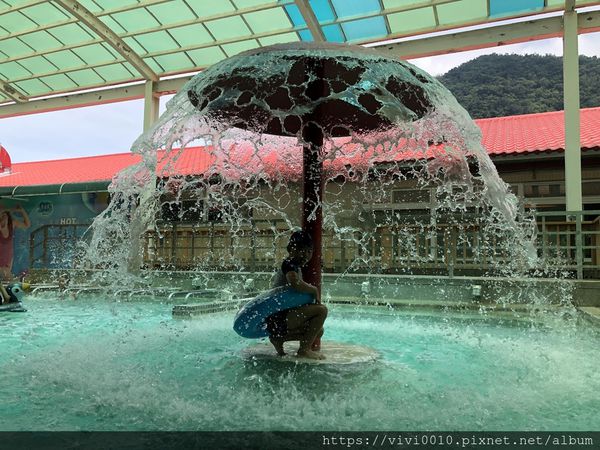 水療池更是大小朋友的最愛，清涼的水打在身上，真是透心涼~