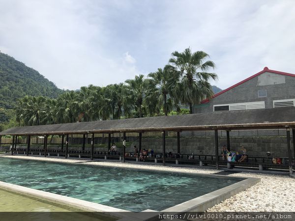 戶外區水池看起來很好玩，但因為沒有遮蔭，所以怕熱怕曬的人們都躲在室內區了 這裡便乏人問津!!