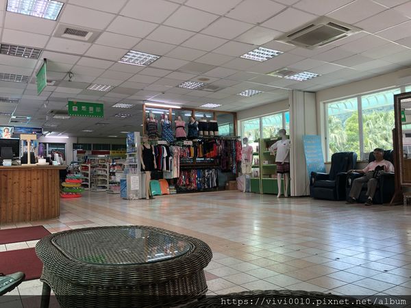 沒有帶泳裝臨時起意來的朋友，別擔心!售票處旁的福利社甚麼都有賣。