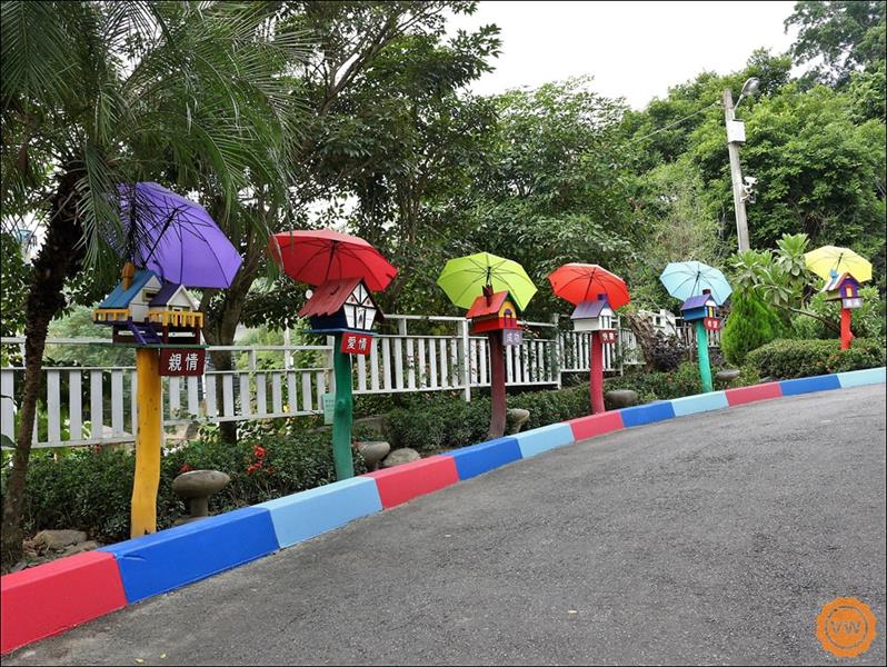 一進入園區的小彎道就是花毯幸福信箱：人的一生中重要六個階段變成七彩的小房子，上面刻有親情、愛情、快樂、成功、希望、圓滿的字。