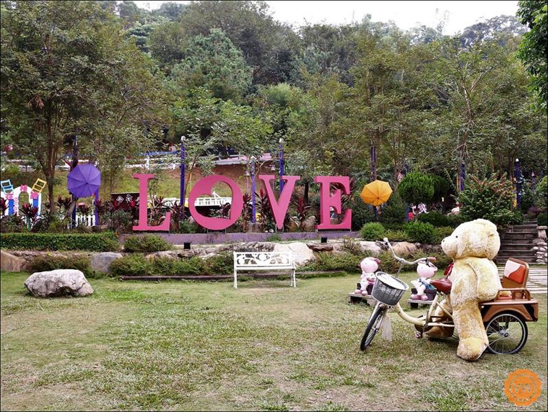 LOVE廣場：廣大的綠色草坪還有著LOVE的粉字裝飾之外，腳踏車上還有一隻超大的熊熊等你來拍照。