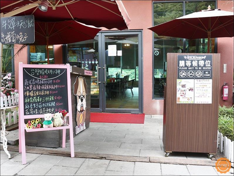 餐廳內備有排餐、套餐、火鍋、義大利麵、鬆餅、焦糖吐司、酥炸拼盤等。