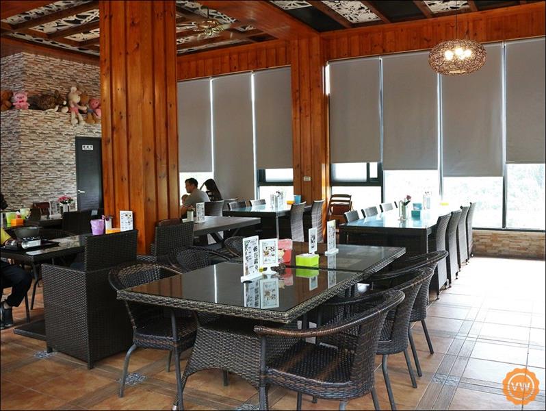 挑高式的天花板加上多面落地玻璃窗，給人很舒適的用餐環境。