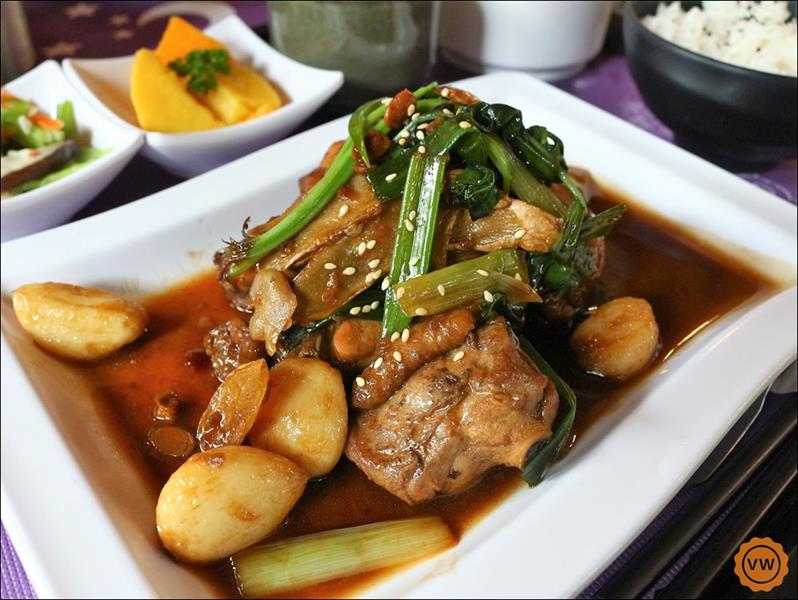 三杯雞帶有淡淡的麻油香，同時還選用大量的新鮮蘿勒還有整瓣的蒜頭、薑片及蔥段，光是賣相就令人難以抗拒！