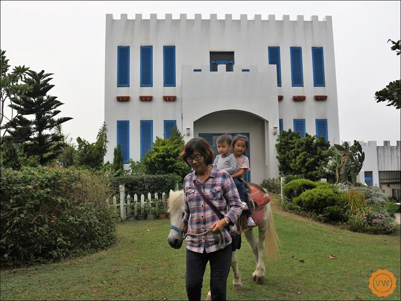 小朋友們毫不畏懼的坐在馬上。