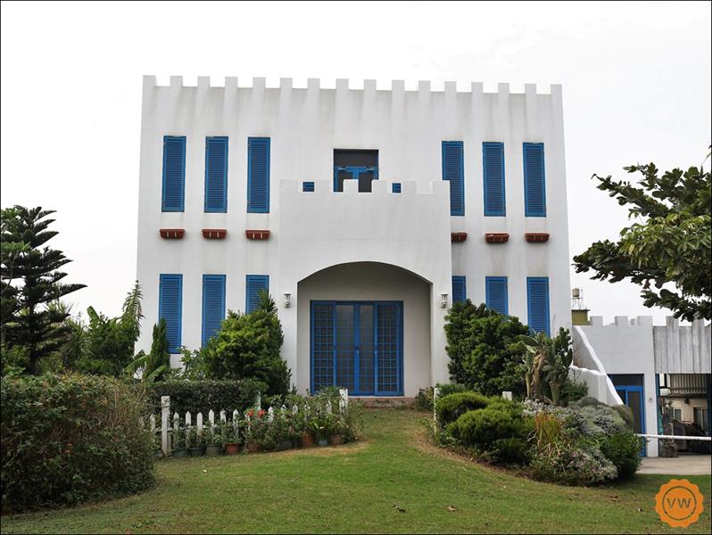 白藍配色的地中海綠能建築，是許多遊客必朝聖的景點，也是婚紗拍照取景的好地方，而若是要來拍婚紗，得事前預約哦！