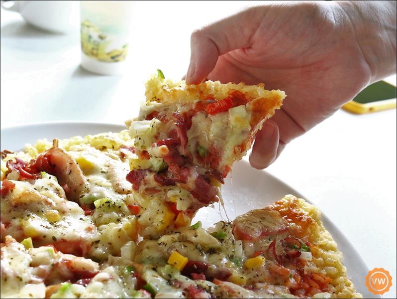 以米飯為底製成的米披薩，不僅口感微酥，就連配料也是相當的豐富，完全不輸一般麵粉作的披薩，而且也可以製作蛋奶素的米披薩哦！