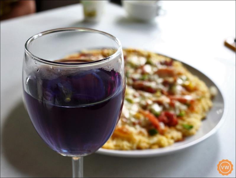 當天園長還有泡製了一壺以自家栽種的蝶豆花茶加入綠茶調合,不過要注意的是,孕婦不宜哦!