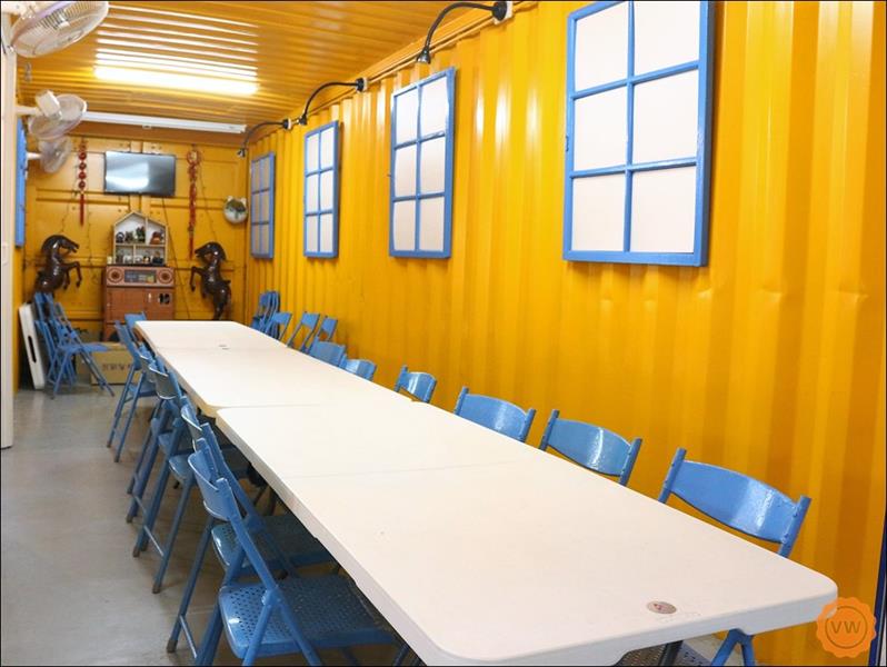 咖啡館內以藍白黃繽紛色彩搭配的用餐區。