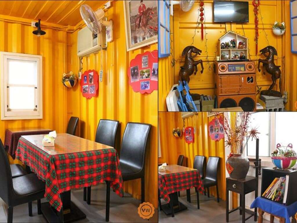 話說這以貨櫃裝飾而成的咖啡館，內面有很多園長的收藏品，還有園長年輕時騎車的英姿！