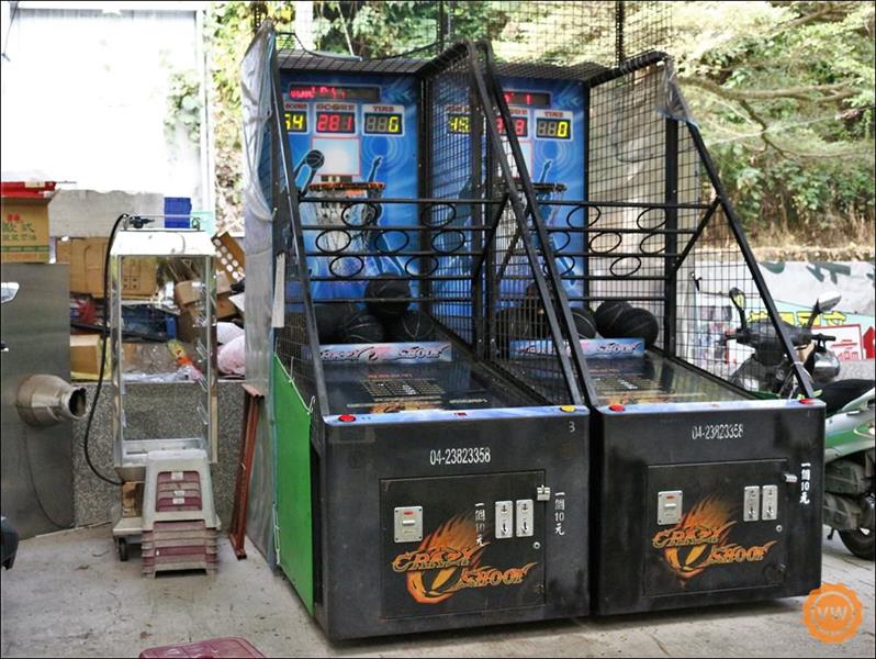 餐廳外設有遊樂設施投籃機。