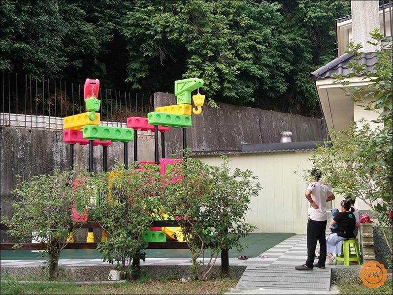 園區內也設有溜滑梯組。