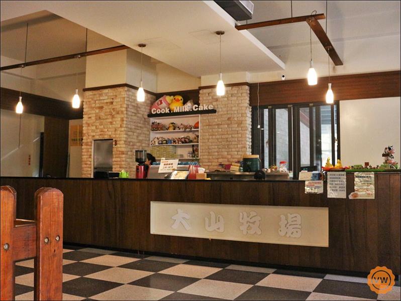 餐廳內的餐桌邊,還特地加了木柵欄,更讓人有身在牧場的臨場感!