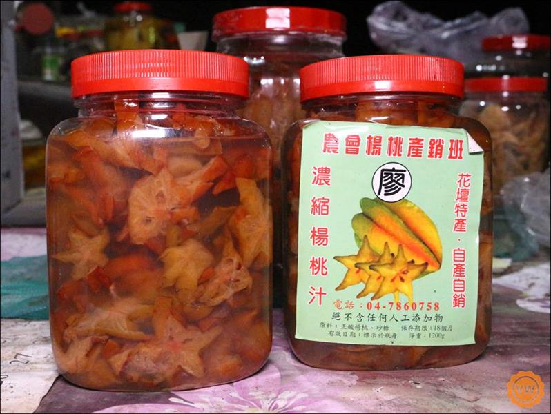 楊桃汁有整顆楊桃浸泡的，也有切成星狀的。