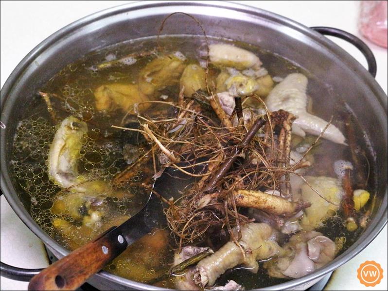 以自家放牧的放山雞煮成的狗尾雞湯。