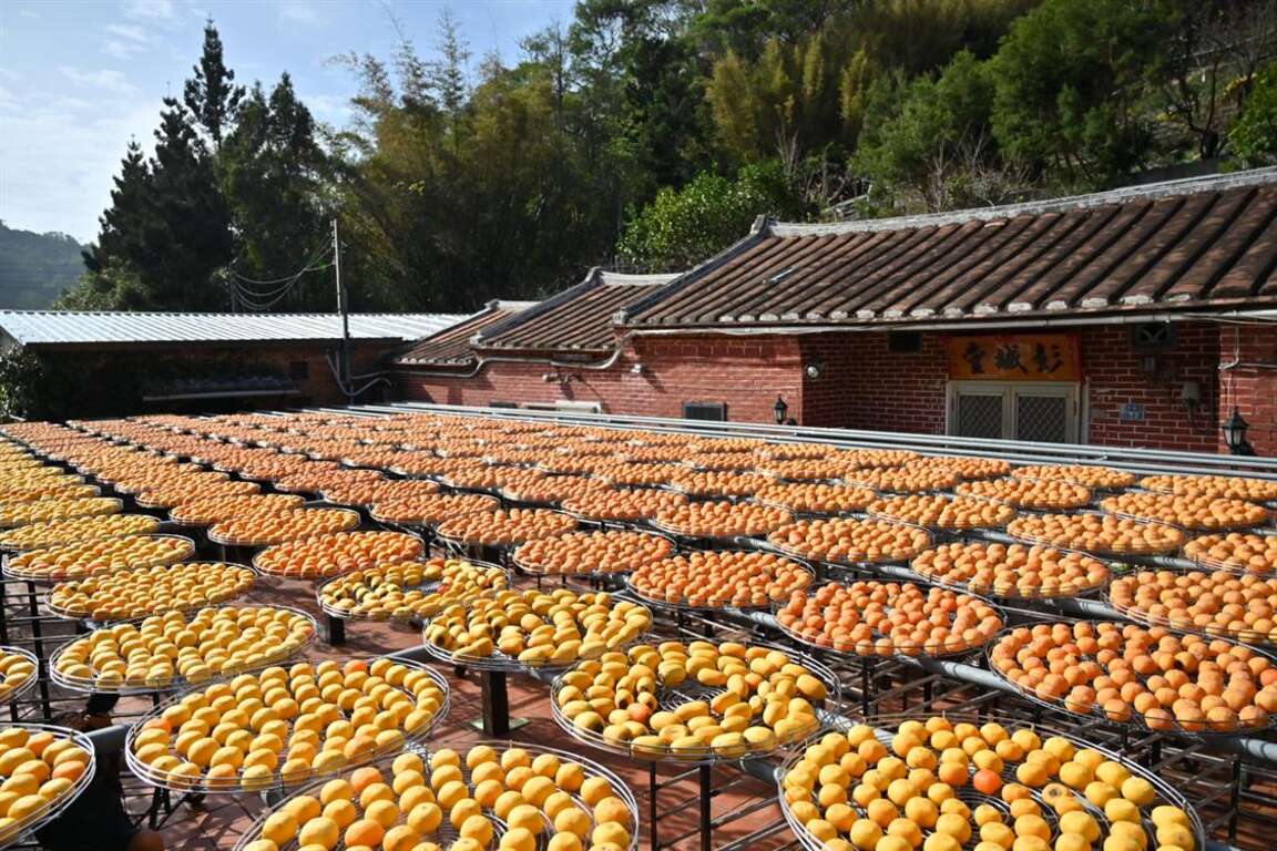 古色古香的建築，最傳統天然的曬柿 （照片來源：大墩山休閒農業區提供）