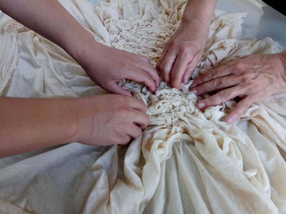 將布抓皺或綁線，期待柿染後獨特的圖形之美 （照片來源：新埔柿染坊提供）