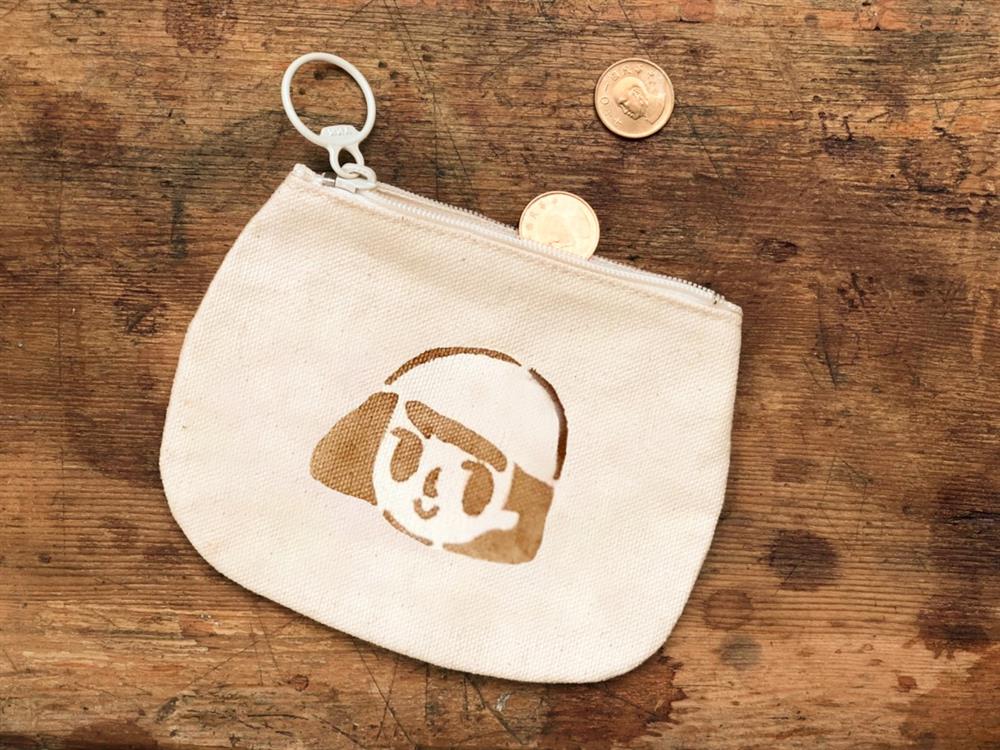 柿染文創生活應用小物：拓印專屬圖像、角色，可隨身攜帶的小錢包 （照片來源：新埔柿染坊提供）