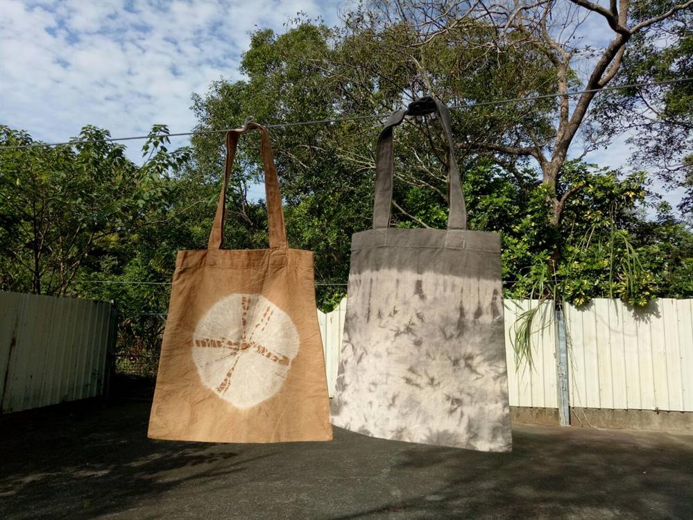 每一個打開瞬間都能讓遊客發出讚嘆聲，柿染的趣味就在其中！ （照片來源：新埔柿染坊提供）