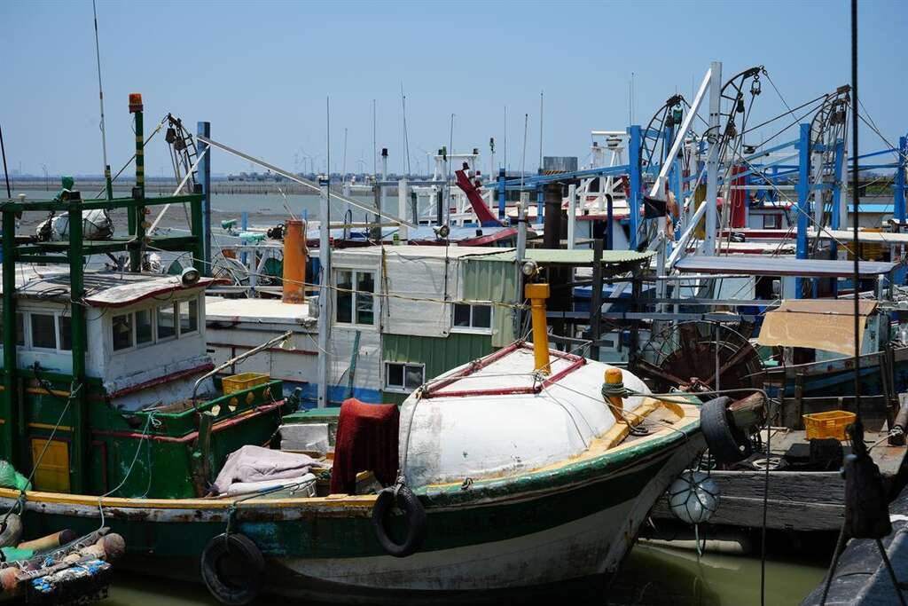 小小的漁港擠滿了回港卸貨的漁船。