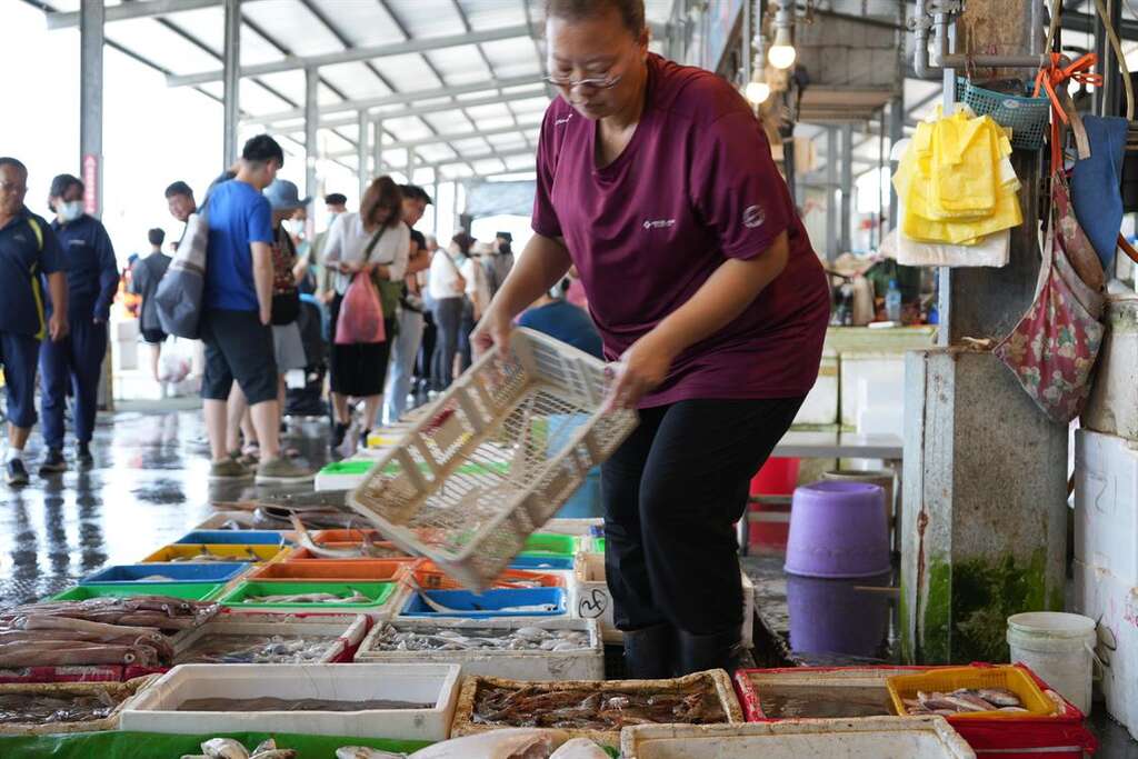 這裡的鱻貨都是漁船一到港馬上卸下上攤販售。