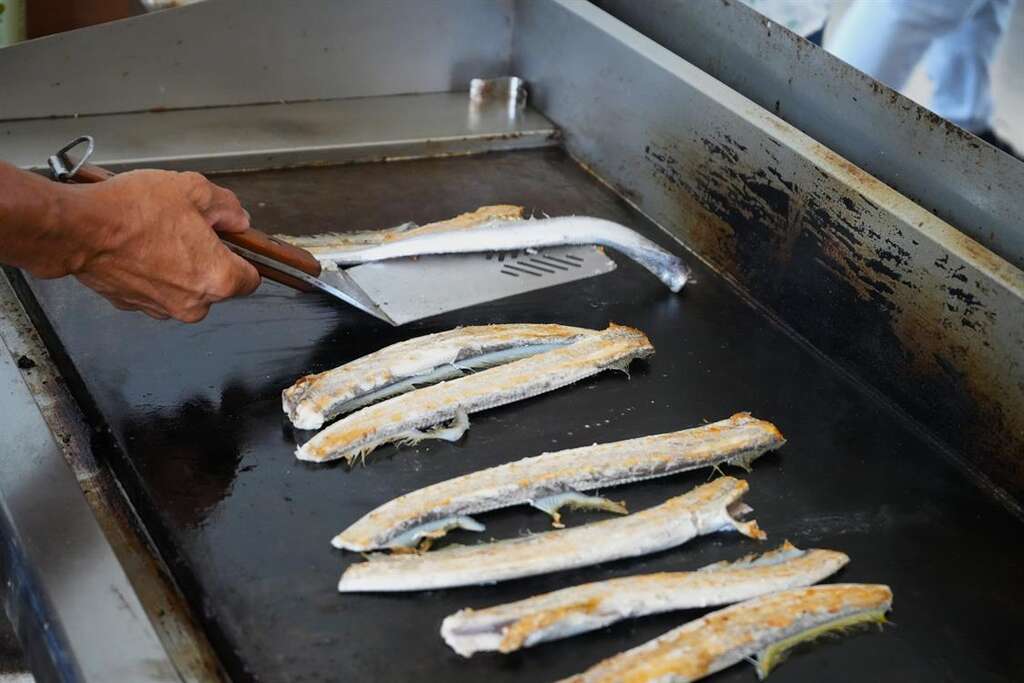 耐心翻面直至煎到色澤金黃的白帶魚。