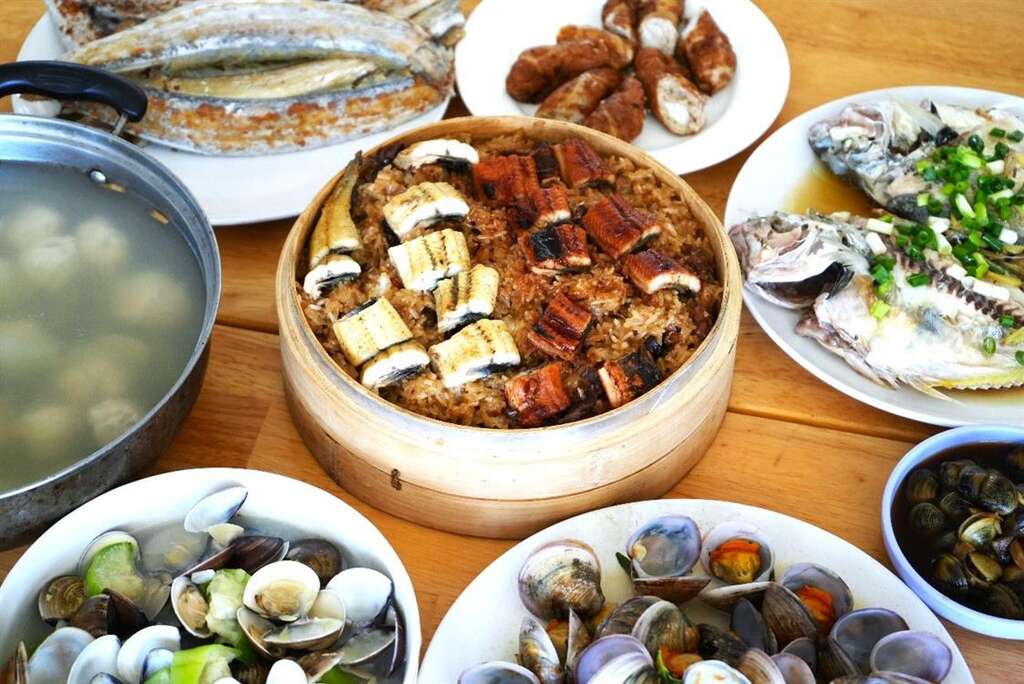 每道菜都是基地成員親手設計，連魚丸都是自己製作。