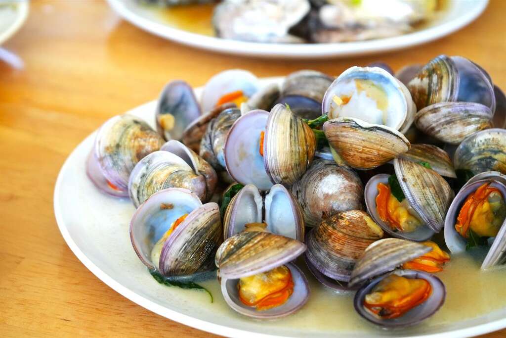 九層塔赤嘴蛤。一桌菜可以吃到各種不同種類的蛤蠣。