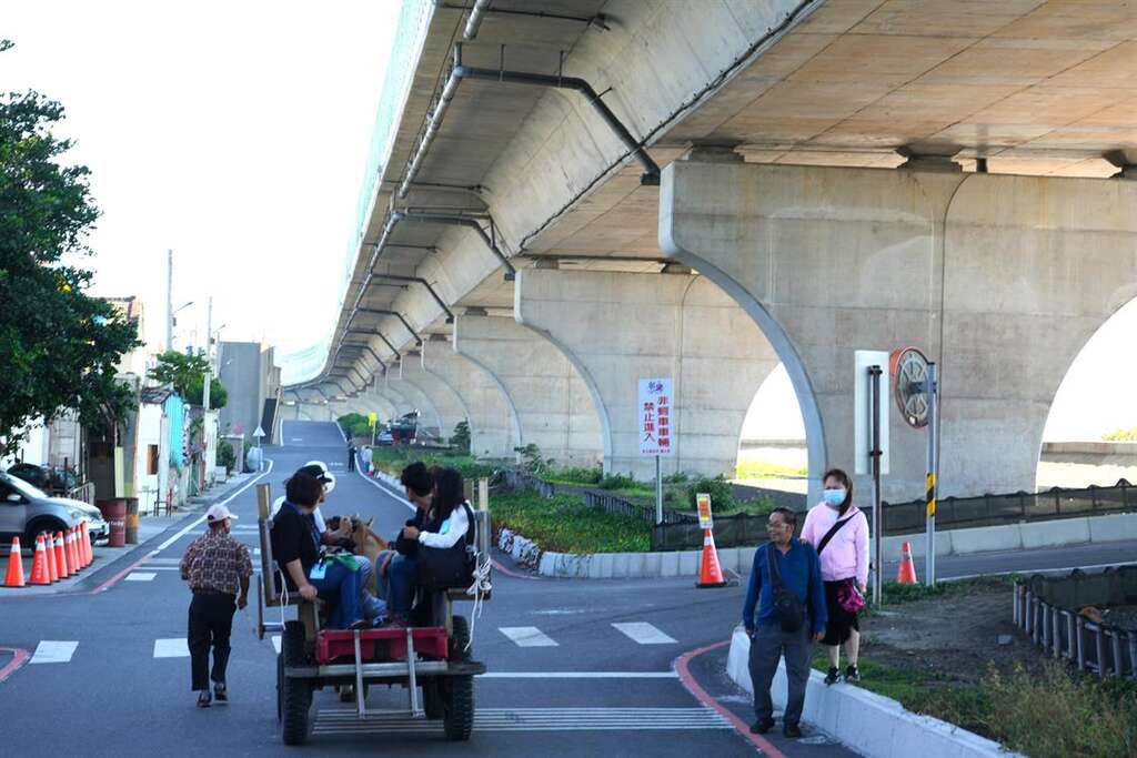 遊客愜意的搭乘海牛車體驗一日蚵農。