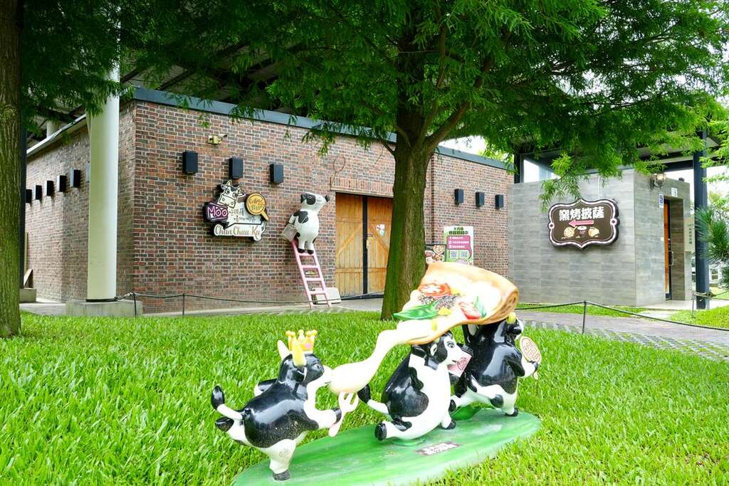 跟著動感十足的小牛們發現園區內的驚喜