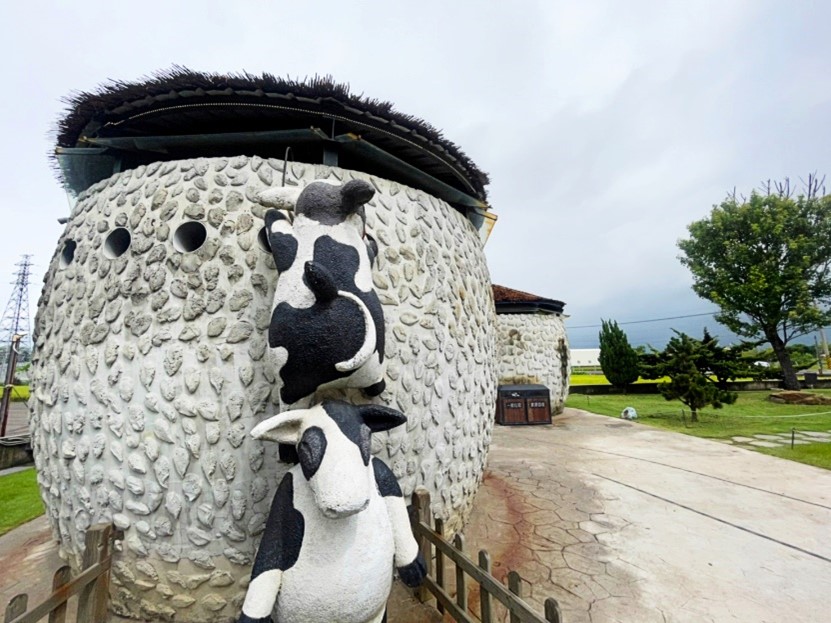 融入舊時代農村意象的古亭畚，外頭還有兩隻逗趣的造型水泥牛
