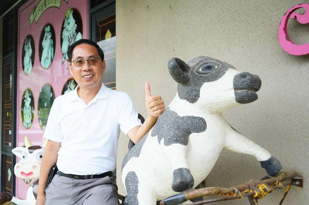 園主黃吉雄先生熱情分享藝術造型牛隻的故事，也歡迎大家到訪時記得合影留念