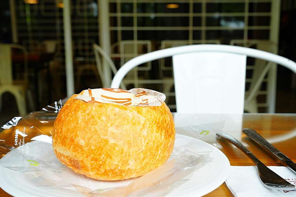 圓滾滾的麵包體搭配著香醇內餡，每一口都是幸福