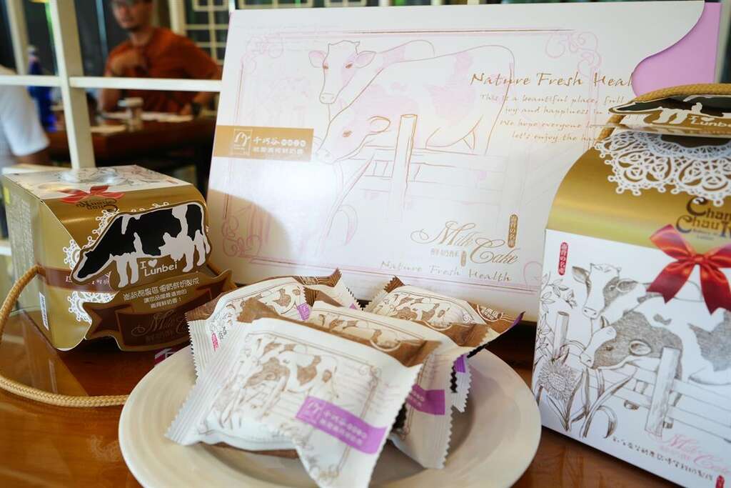 曾獲2013年雲林十大農產伴手禮的鮮奶酥，除了有金黃香酥的外皮，崙背在地奶香的內餡也是令人深刻