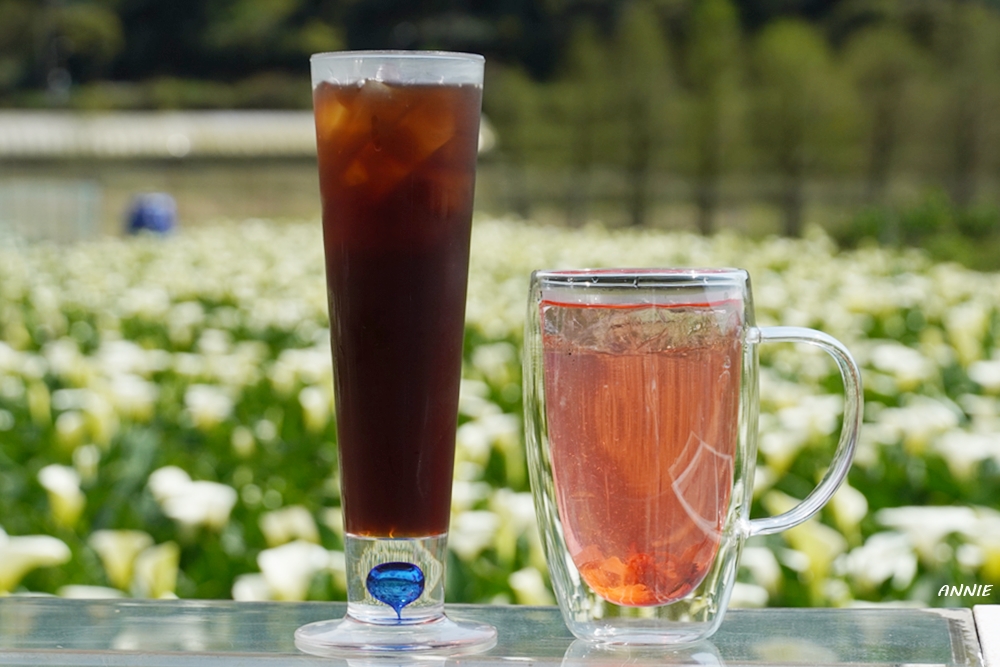 咖啡與玫瑰花果醋，玫瑰花果醋裡頭有一朵乾燥玫瑰綻放著!