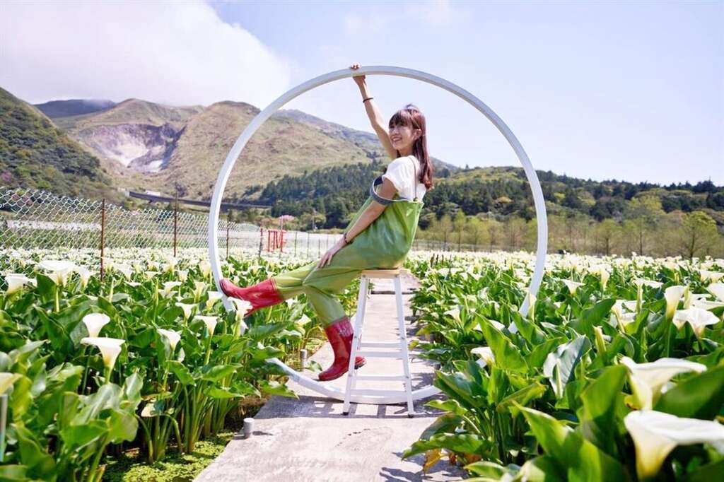 白色圓形的造景名為「留住時間的框」,用肢體擺放自己喜歡的時間刻度拍照。