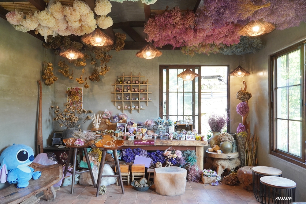 裡頭的造景幾乎是攝影棚規格,花束都是可販售的。