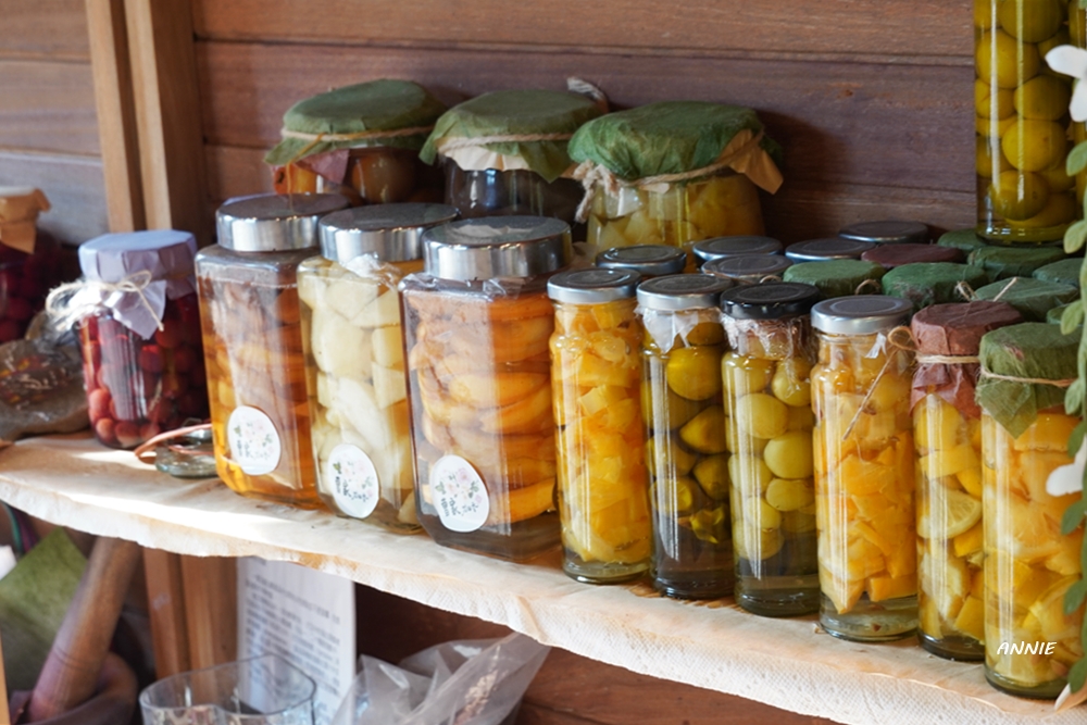 小屋裡有許多女主人自己釀的果醋。