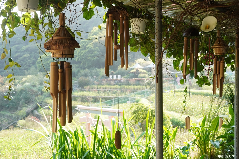 風鈴隨著徐徐微風擺盪。