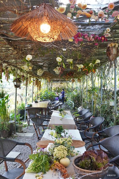 用餐區也圍繞著女主人的浪漫的設計巧思。