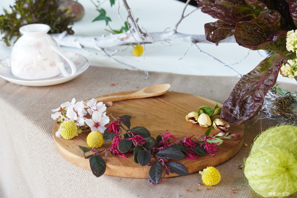 女主人先布置了餐桌的基底。