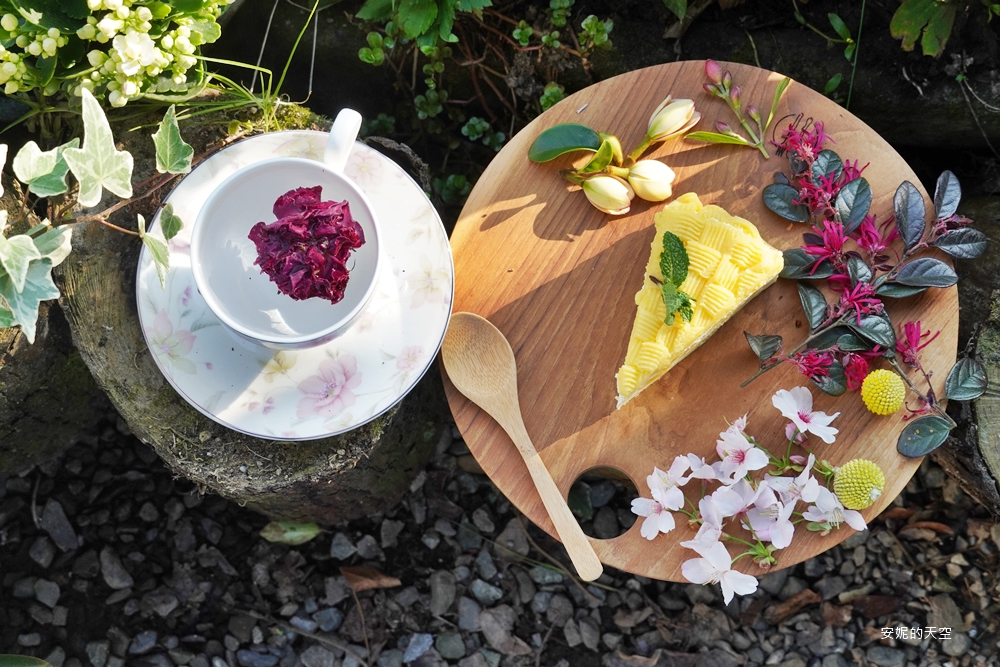 店家手作的地瓜蛋糕也上場,玫瑰花茶非常特別!
