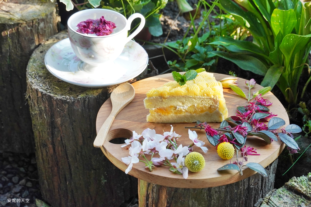 杯中加入熱水後花朵會綻放開來,搭配口感綿密香甜的地瓜蛋糕很合拍。