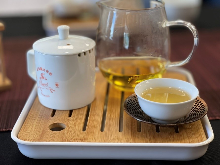 細品鹿野三種烏龍茶的特殊風味。