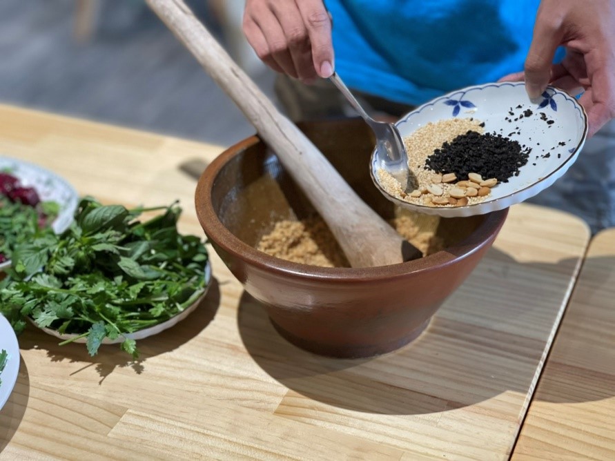 花生、芝麻，不斷在擂茶缽裡面研磨，滿滿的香氣充滿著整個空間。