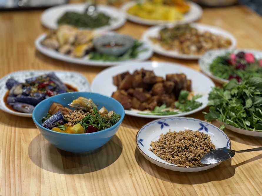 研磨出的擂茶粉倒在飯上面，與滿桌的菜配著吃，讓人食欲大開。